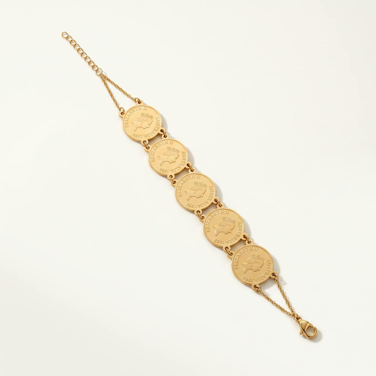 Bracelet doré à cinq médailles rondes gravées sur fond ivoire