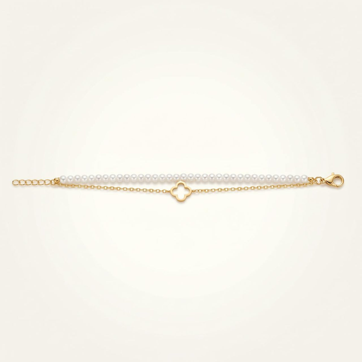 Bracelet double rang perles blanches et trèfle doré sur fond ivoire