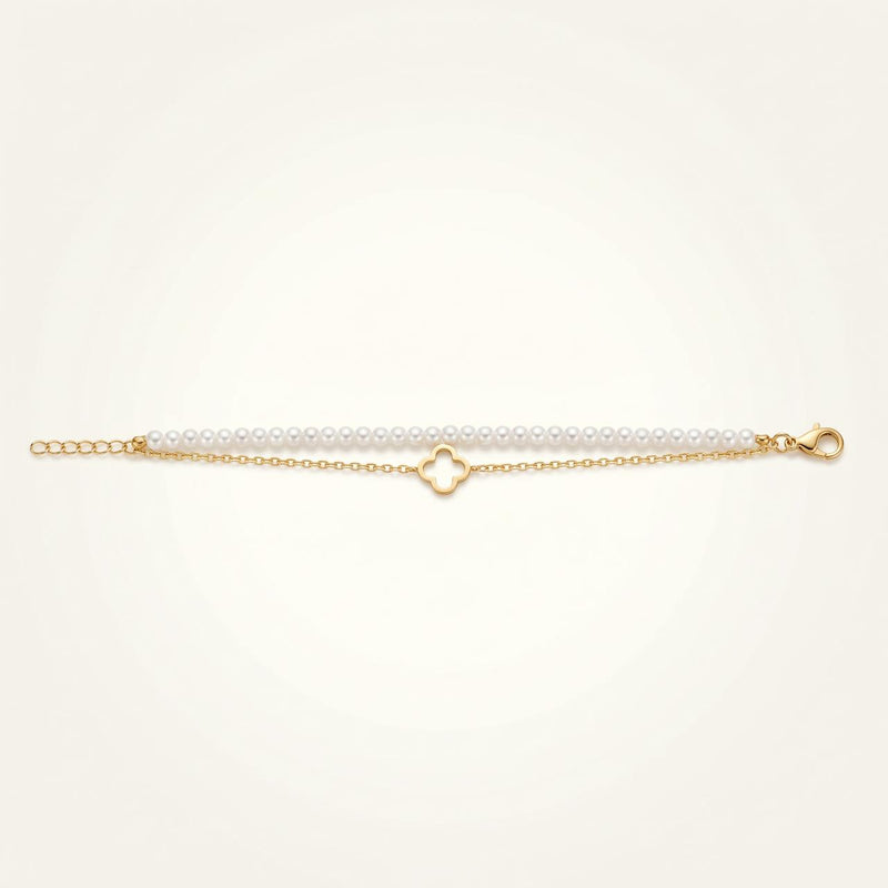 Bracelet double rang perles blanches et trèfle doré sur fond ivoire