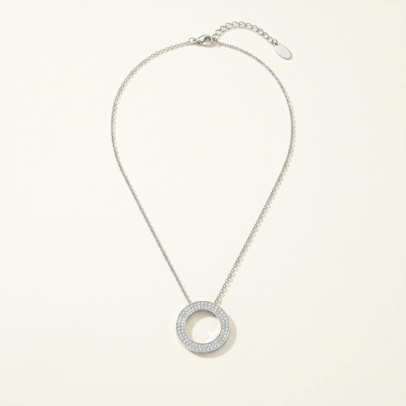 Collier argenté pendentif cercle pavé de pierres claires sur fond ivoire