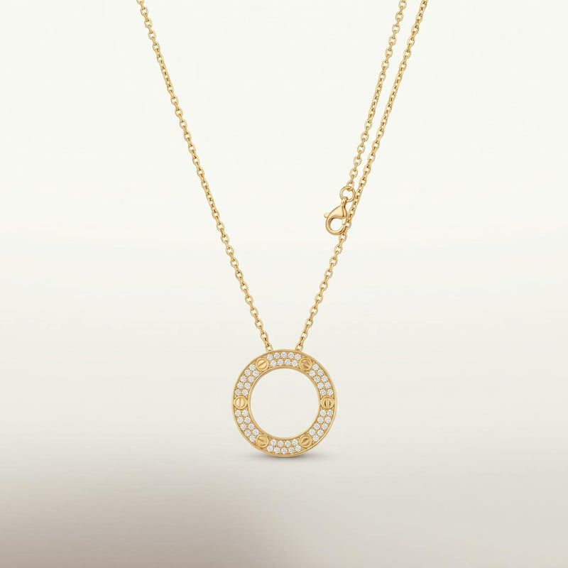 Collier doré pendentif cercle entierement pave de pierres sur fond ivoire
