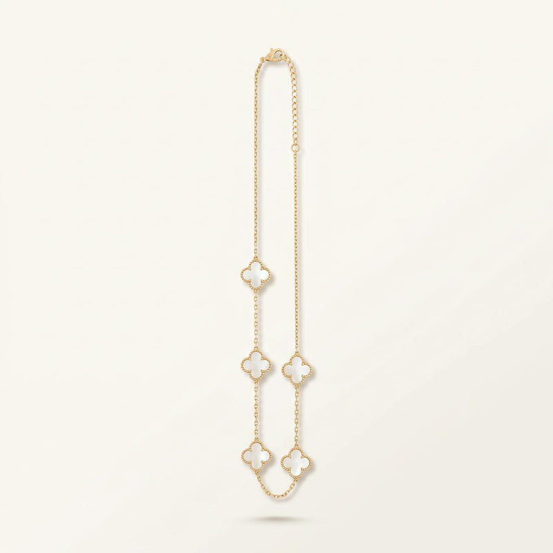 Collier doré à cinq trèfles en nacre blanche sur fond ivoire